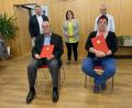 Bild: Eichl
Franz Baumann ist seit 40 Jahren SPD-Mitglied, Bianca Simon seit 15 (sitzend). Zur Ehrung gratulierten Bürgermeister Markus Ludwig, MdB Marianne Schieder und der Ortsvereinsvorsitzende Konrad Schell (von links).