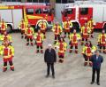 Bild: exb
Da fallen die Politiker in ihrer dunklen Kleidung inmitten der neu eingekleideten Feuerwehrmänner auf (von links): Fraktionsvorsitzender der CSU Winfried Prokisch, Zweiter Bürgermeister Franz Scharl, Bürgermeister Franz Tauber, Dritte Bürgermeisterin Catrin Seltmann und FWG-Fraktionsvorsitzender Heribert Lehnert.