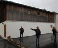Bild: kro
Voller Optimismus und Elan gehen Petra Wähning, Franz Freundl und Alexandra Werner (von links) das Projekt Dorfladen und Dorfwirtshaus an. Dahinter das Gebäude, in dem der Dorfladen platziert wird.