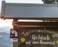 Bild: Armin Weigel
«Ferienwohnungen, Urlaub auf dem Bauernhof» steht auf einem Schild in Lalling.