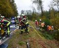 Bild: dob
Bei einem schweren Verkehrsunfall auf der Staatsstraße 2396, zwischen Galsterlohe und Georgenberg waren die eingesetzten Rettungskräfte schwer gefordert, denn ein beteiligtes Fahrzeug landete unter einem mehrere Meter tiefen Abhang im Gebüsch.