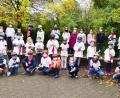 Bild: no
Nach der bestandenen Prüfung freuen sich Ehrengäste und Ausbilder mit den Kindern.