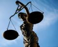 Symbolbild: David-Wolfgang Ebener
Eine Statue der Justitia hält eine Waage in ihrer Hand.