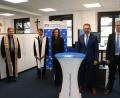 Bild: fpoz
Bei einer kleinen Feier wurde das neue Kunden-Service-Center in der Raiffeisenbank in Waldershof offiziell eingeweiht. Im Bild (von links) Stadtpfarrer Bernd Philipp, Pfarrer Andreas Kraft, Bürgermeisterin Margit Bayer, Vorstandssprecher Joachim Geyer und der Leiter der neu geschaffenen Abteilung, Thomas Schücke.