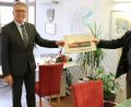 Bild: Stadt Tirschenreuth/exb
Eberhard Polland (rechts) bei der Übergabe des Kalenders an Bürgermeister Franz Stahl.