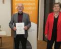 Bild: Hirsch
Die neue Vorsitzende des Hospizvereins im Landkreis Schwandorf, Gisela Pöhler (rechts), ernannte ihren Vorgänger Wolfgang Laaths (Mitte) und das langjährige Vorstandsmitglied Lieselotte Käss (links) zu Ehrenmitgliedern.
