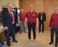 Bild: jr
Der bisherige Kreisbrandmeister Albert Fröhlich (Zweiter von rechts) und sein Nachfolger Wolfgang Wedlich (Dritter von links) mit den Bürgermeistern Johann Burger (links), Stefan Grillmeier (rechts) und Max Bindl (hinten, Mitte) sowie Kreisbrandinspektor Stefan Gleißner.