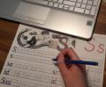 Symbolbild: Lowak
Homeschooling für Erstklässler: Die Kleinen lernen während der Quarantäne das S.