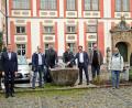 Bild: jma
Die Mitglieder der Kreistagsfraktion der Freien Wähler nehmen sich mit Tobias Gotthardt (Vierter von rechts) vor dem Kloster Speinshart des Themas "Künstliche Intelligenz" an