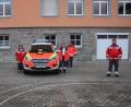 Bild: wro
Ermöglicht wurde die Ersatzbeschaffung durch eine Spendenbitte der Familie Herneczky (im Bild links: Klaus Herneczky.) Vorgestellt wurde der neue Defibrillator von Marco Steininger, Robert Wolfrum, Michaela Rabenbauer, Petra Meierl und Fabian Krämer vom BRK (von rechts).