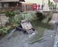 Bild: frd
Das Unfallfahrzeug durchbrach einen Maschendrahtzaum und stürzte drei Meter tief in die viel Wasser führende Schwarzach. Die Unfallfahrerin kam mit einer Unterkühlung davon.