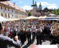 Bild: kro
Das ist Tradition beim Waldsassener Bürgerfest: Nach dem Sternmarsch der Musikkapellen dirigiert Bürgermeister Bernd Sommer den gemeinsam gespielten Larida-Marsch.