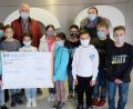Bild: do
Stellvertretend für alle 13 Kommunionkinder und ihre Eltern überreichten die Kids und Silvia Dunzer an den Vorsitzenden der Kinderkrebshilfe, Herbert Putzer, den symbolischen Spendenscheck von 600 Euro