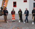 Bild: sam
Beim Spatenstich (von links): Wolfgang Schatz, Polier Johann Schärtl, Firma Schatz, Karin Janker, Architekturbüro Rösch, Bürgermeister Erwin Geitner, Hans-Peter Schmucker, Landesbaudirektor Amt für Ernährung, Landwirtschaft und Forsten.