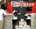 Bild: soj
Stefan Ludwig (rechts) von der Firma Paul Ludwig Feuerschutz aus Bayreuth überreichte Bürgermeister Wolfgang Söllner (links) und Kommandant Gerhard Horn die neuen Helme für die Ebnather Feuerwehrler.