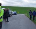 Bild: Houschka
Auf einem sanft ansteigenden Hügel zwischen Dürnsricht und Schmidgaden (im Hintergrund) soll ein zehn Hektar großer Solarpark entstehen. Mit einem Blick auf das Gelände äußerten Fensterbacher und Schmidgadener Gemeinderäte ihre Meinungen dazu.