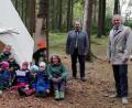 Bild: ld
Landrat Roland Grillmeier (rechts) besuchte mit Bürgermeister Bernhard Schindler (Zweiter von rechts) den Waldkindergarten. Vereinsvorstand Bernhard Reindl (links) stellte die Einrichtung vor.