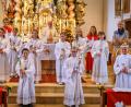 Bild: tkr
Die Kommunionkinder postierten sich zusammen mit Pfarrer Hebert Rösl (hinten, Mitte) und Schulleiterin Friderike Bösl (hinten rechts) neben der symbolischen Sonne mit dem Motto: "Jesus, die Sonne - Wir, die Sonnenstrahlen."