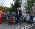 Bild: wro
Rund 50 gebrauchte Fahrräder warten jetzt darauf, von Ewald Oppl (links) repariert zu werden. Zudem versprach der Wiesauer, den Verein „Aktion Solidarität“ (im Bild von rechts: Vorsitzende Monika Seidel und Vize Oliver Zrenner) mit einer weiteren Fahrradspende zu unterstützen.