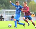 Bild: btg
Bad Abbachs Michael Stuhlfelder (links) schirmt den Ball vor Luca Reiß von der SV Grafenwöhr ab. Die Gäste entführten beim 2:0-Sieg die Punkte aus der Garnisonsstadt.