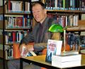 Bild: ubb
Autor Horst Eckert versteht es hervorragend, wahre Politik in seine fiktiven Thriller einzubauen. Das erfordert Erklärungen einerseits bei den Lesungen und vom Leser selbst viel Aufmerksamkeit.