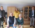 Bild: jzk
Stadtpfarrer Thomas Kraus (links) und Bürgermeister Roman Schäffler (rechts) gratulierten Hermann Ernst (vorne links, mit Ehefrau Lydia und Tochter Susanne) zu seinem 80. Geburtstag.