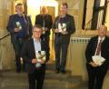 Bild: Hirsch
Richard Tischler, Alfred Bauer, Martin Birner, Franz Deml, Josef Irlbacher und Josef Wittmann (von links) werben mit einem Flyer für gegenseitige Rücksichtnahme in der freien Natur.