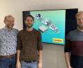 Bild: clemens.fuetterer@oberpfalzmedien.de, cfuetterer
Firmengründer Alois Träger mit Sohn Fabian sowie Software-Experten Dominik Scharnagl (von links) vertrauen in die bewährte Marktreife ihres „digitalen Adapters“ namens Codabix.
