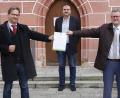 Bild: mfh
Ein Klimaschutzzertifikat des Bundesumweltministeriums würdigt die Erfolge bei der Umrüstung der Straßenlampen in Sulzbach-Rosenberg. Von links Parlamentarischer Staatssekretär Florian Pronold, Elektromeister Roland Segerer und Bürgermeister Michael Göth.