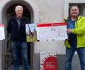 Bild: exb
Von links: Thomas Knauber vom Verein „Kinder von Nepal“, Peter Spätling, der sich für Namibia engagiert, und Michael Heberl vom Weltladen Auerbach bei der Spendenübergabe..