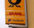 Bild: sm
Dieses Schild mit der Aufschrift „Postbank“ wird es voraussichtlich nur noch bis Ende November an der Hauswand der Altenstädter Postpartner-Filiale in der Hauptstraße 4 geben. Die Postbank will nämlich ihre Dienste in Altenstadt/WN einstellen.