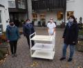 Bild: krb
Zwar kein Ersatz für einen üppigen Seniorennachmittag, aber immerhin eine wichtige Geste war das Wagerl voller Kuchen, das der katholische Frauenbund an Stefanie Schricker (Zweite von rechts) für die Bewohner im Seniorenheim St. Martin übergaben.
