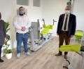 Bild: gac
Ines und Bernd Walter mit Bürgermeister Michael Göth (von links) in der neu sanierten Physiotherapie-Praxis.