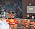 Bild: rgr
Diev dunkle Friedenskirche wird vom Arbeitskreis Ökumene mit einer Vielzahl von Kerzen erhellt.