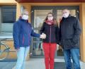 Bild: exb
Kindergartenleiterin Christine Sporrer (Mitte) freut sich über die 500 Euro vom Obst- und Gartenbauverein.