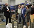 Bild: Hans Fischer/exb
In drei Gruppen erkundeten die Besucher das MMM-Werk in Stadlern.