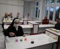 Bild: Realschule Auerbach/exb
Die Vertreter des Ordens der Schulschwestern, des Landkreises und der beteiligten Firmen lassen sich nicht lange bitten und probieren den neuen Chemiesaal der Realschule gleich aus.