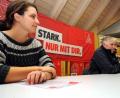 Bild: Stephan Huber
Antonia Enßner, Horst Ott und Sabrina Feige (von links) von der IG Metall in Amberg zeigen sich im Gespräch sehr zufrieden mit dem Verlauf der bayernweiten Aktionswoche im Bereich der Verwaltungsstelle.