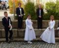 Bild: lgc
Durch Pater Adrian Kugler empfingen zwei Mädchen und fünf Jungen erstmals die heilige Kommunion.