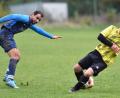 Bild: A. Schwarzmeier
Der FC Vorbach kassierte im Spitzenspiel der Kreisklasse West seine vierte Saisonniederlage. Mit ihrem 1:0-Sieg machte die SpVgg Windischeschenbach das Rennen an der Tabellenspitze wieder ein Stück weit spannender. In dieser Szene schießt der Vorbacher Haroun Kahouli (links), SpVgg-Verteidiger Markus Seitz blockt den Schuss ab.