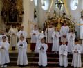 Bild: le
Acht Buben und fünf Mädchen empfangen in der katholischen Pfarrkirche St. Johannes der Täufer die Erstkommunion. Pfarrer Max Früchtl, Elisabeth Lehner und Christina Schaller haben sie dabei begleitet.