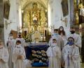 Bild: hl
Pfarrer Heribert Stretz (hinten Mitte) zelebrierte den Festgottesdienst, in dem acht Mädchen und Buben erstmals zum Tisch des Herrn gingen.