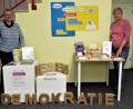 Bild: ubb
Jenny Scheffler und Cornelia Kolzenburg (von links) haben einen ansprechenden Büchertisch vorbereitet, der mit Literatur zum Thema Demokratie für jede Altersklasse bestückt ist.