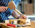 Bild: Sebastian Gollnow/dpa/dpa-tmn 
Die Geschäftslage des ostbayerischen Handwerks verbessert sich langsam, wie der Konjunkturbericht der Handwerkskammer Niederbayern-Oberpfalz zeigt.