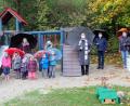 Bild: wlr
Das Wetter ließ zur Segnung des neuen Spielgerätes zwar sehr zu wünschen übrig, was der Freude keinen Abbruch tat. Die Idee des Elternbeirats, den Wunsch durch eine Crowdfunding-Aktion zu steuern, war damit ein voller Erfolg.