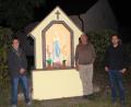 Bild: bjo
Die Muttergottesfigur im Marterl vor dem Dorfgemeinschaftshaus wird nun mit einem Solarlicht beleuchtet (von links): Annemarie Spies, Vorsitzender Georg Koller und Elektriker Benjamin Fritz.