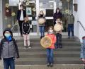 Bild: Gerda Eiber/exb
Bei der Siegerehrung der Grundschule Raigering zum Sonnenblumen-Wettbewerb.