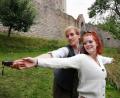 Bild: Florian Wein/exb
Daniel Adler und Ingrid Schramm sind ein eingespieltes Team: Die beiden leisten ihren Bundesfreiwilligendienst beim Ovigo-Theater-Verein Oberviechtach und spielen dabei selbst vor Publikum – so wie hier auf der Burg Murach in Oberviechtach.