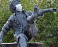 Bild: Benkhardt
Ein Scherzbold hat auch dem Kunstwerk „Schulschwänzer“ vor der Mittelschule in Erbendorf einen Mund-Nase-Schutz verpasst.