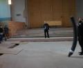 Bild: wel
Stadtpfarrer Stefan Wagner (rechts) zeigte die Rohre, innerhalb derer die Leitungen für die Heizung der Kirche im Fußboden verlegt wurden. Architekt Michael Steidl (im Hintergrund) gab dazu Erklärungen.